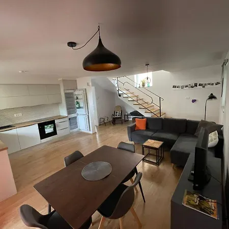 Spacious 2 Bed Near Town 펜션 로가스카슬라티나