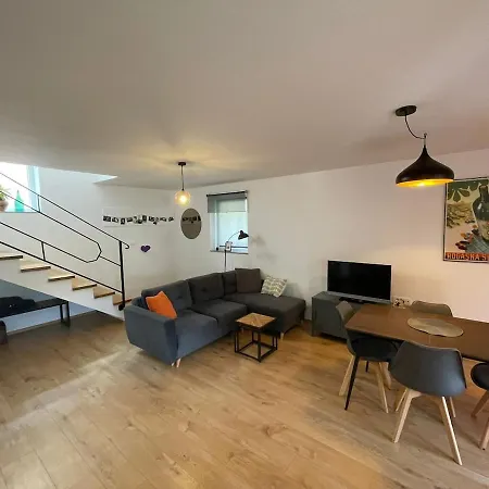 Spacious 2 Bed Near Town *