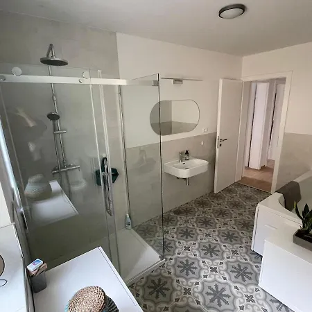 Spacious 2 Bed Near Town 펜션 로가스카슬라티나