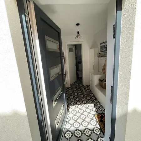 Spacious 2 Bed Near Town بيت للعطل