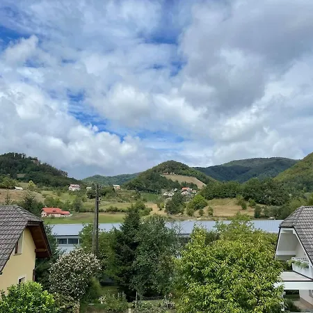 Spacious 2 Bed Near Town 펜션 로가스카슬라티나