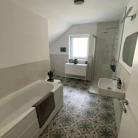 Spacious 2 Bed Near Town 펜션 *